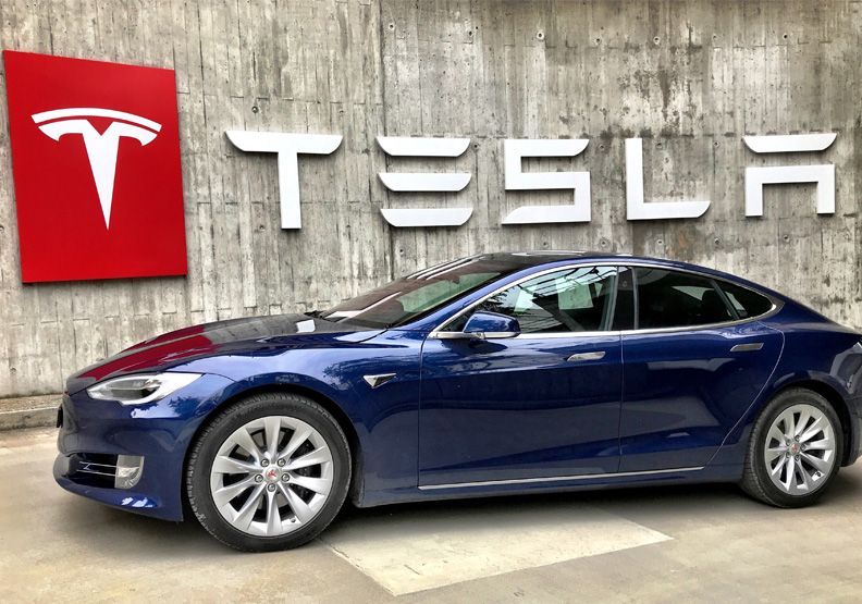 特斯拉2025财报遇冷:全年净利润骤降46%,营收首次下滑