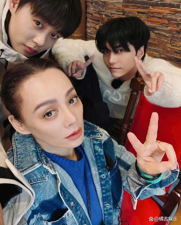 宁静左手柯淳右手邵子恒