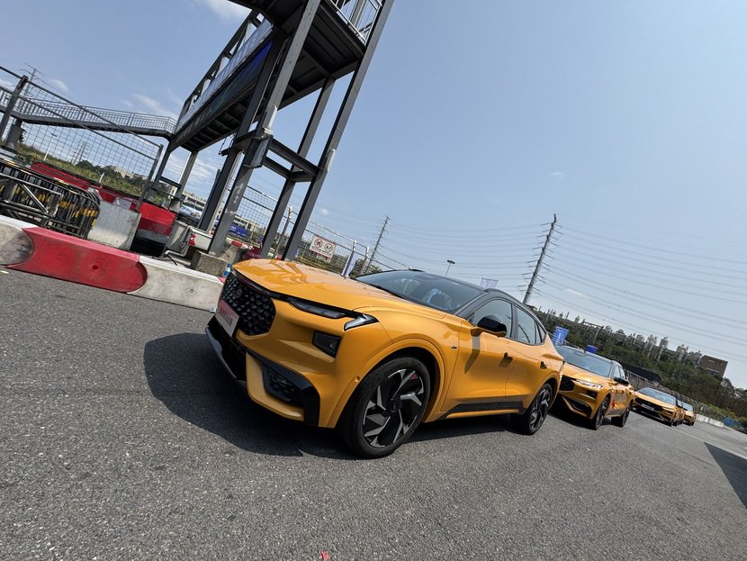 混动≠佛系！赛道试驾蒙迪欧运动版，308匹的“省油钢炮”