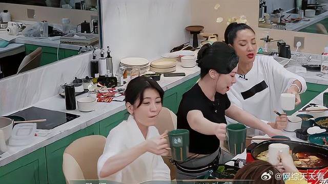 瞿颖龚琳娜拜拜，曾可妮刘雅瑟送祝福，朱珠干杯，一起快乐！