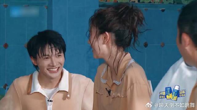 宋雨琦换上公主裙 搭配张真源穿的王子服，站一块太养眼