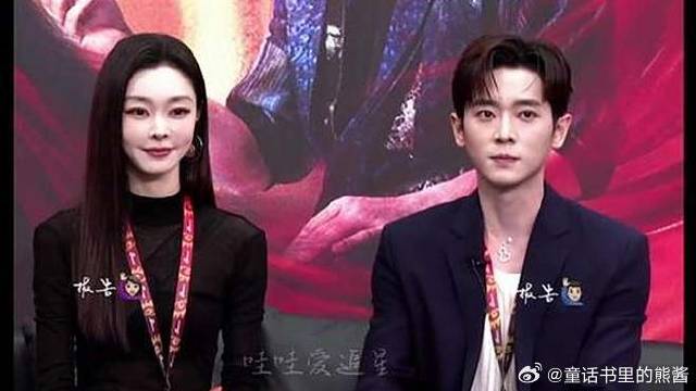 超A夫妇前来“报告”！同框