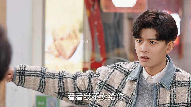 老奶奶拒卖菜给小伙，得知真相后落泪