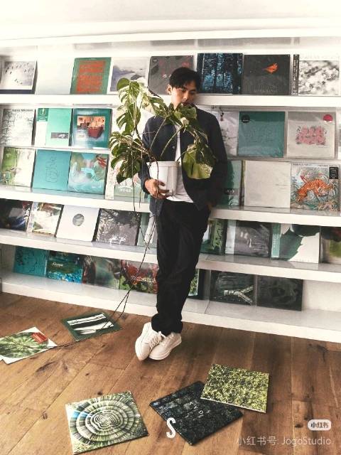 叶祖新捧绿植画面引影迷联想杀手莱昂