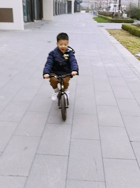 乐宝春节后活泼爱笑，热衷争当第一名