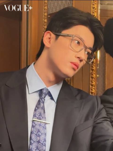 汪顺亮相米兰时装周，西装领带展精英风范