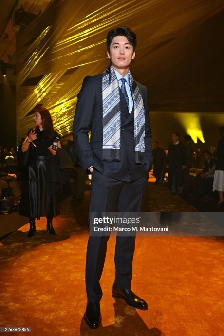 汪顺在米兰时装周BOSS秀场具体穿了什么造型？