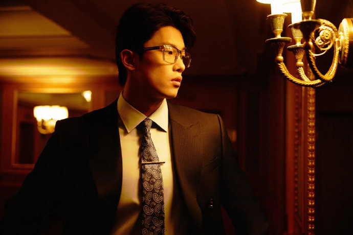 运动员跨界时尚领域，汪顺认为专业运动员的优势和挑战分别是什么？