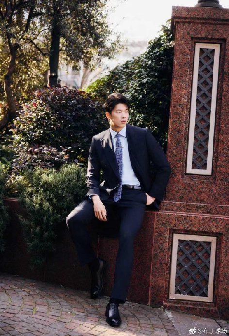 汪顺在时装周期间分享了哪些关于训练自律和音乐调节状态的心得？