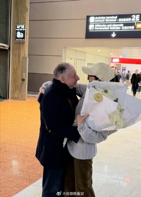 杨紫琼机场送80岁丈夫生日惊喜，19年长跑后相拥热吻甜煞全网