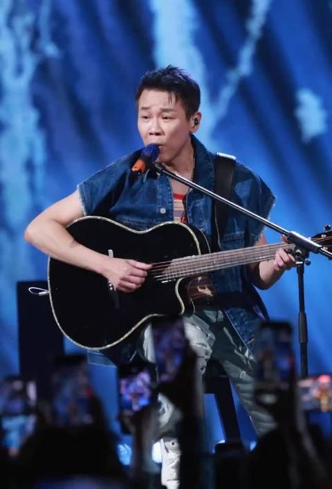 巅峰时期的陶喆可是华语乐坛R&B的教父啊，谁还没有听过陶喆的歌呢 ！