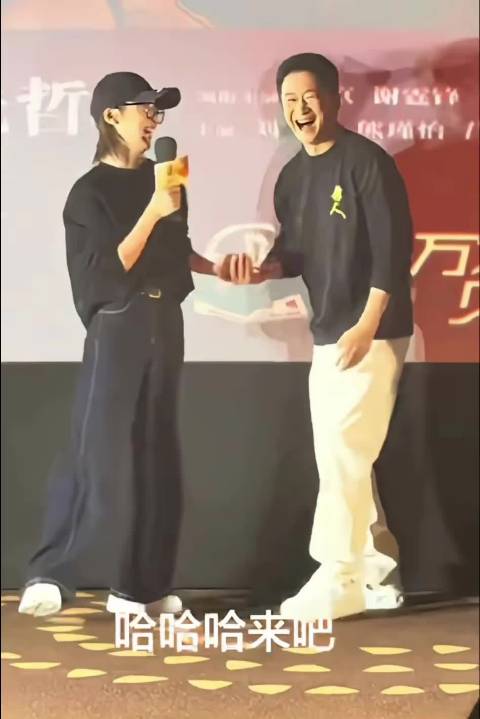 吴京合肥路演谢楠素颜助阵，夫妻比心秀恩爱