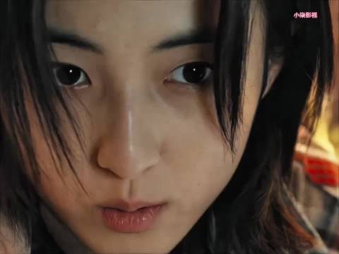 女孩习惯性摸耳朵的动作 差点毁掉整个抓捕计划