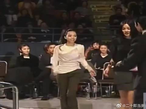 王菲张惠妹同台颁奖，黑衣红唇气场全开