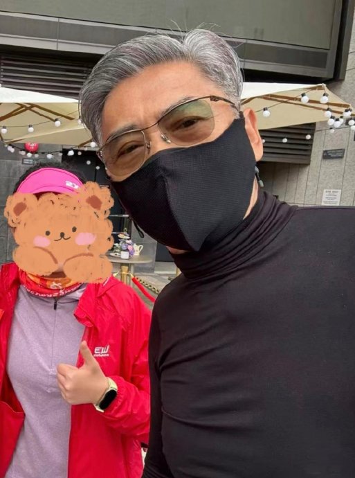 周润发跑步时通常穿什么品牌的运动装备？