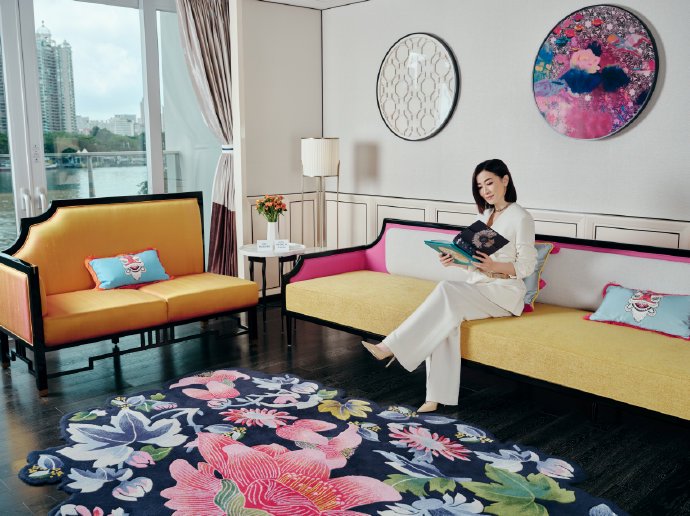 佘诗曼提到的‘漫游邻间’体验包含哪些具体活动和酒店设施？