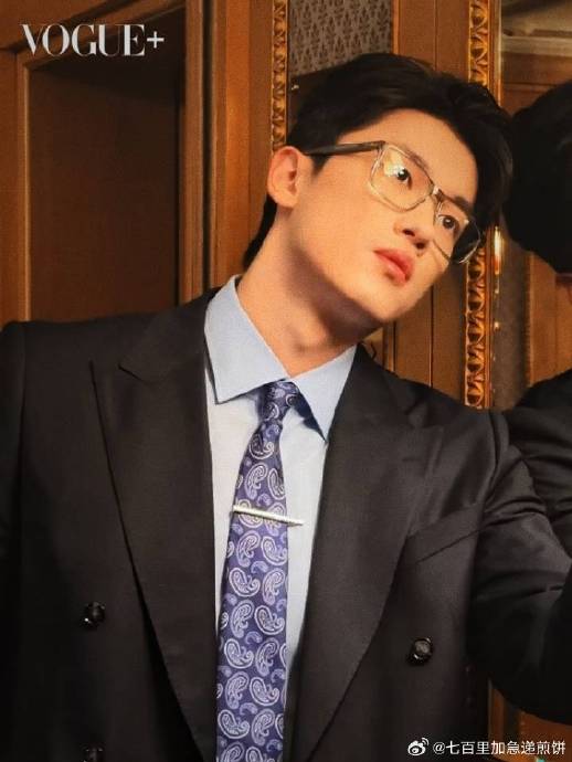 汪顺作为体育明星参加时尚活动，他的表现如何获得时尚媒体评价？