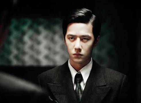 王一博新片无名演绎西装战袍信仰