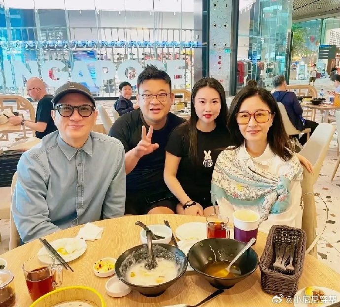 张家辉关咏荷新加坡素颜被偶遇，状态极佳恩爱如初