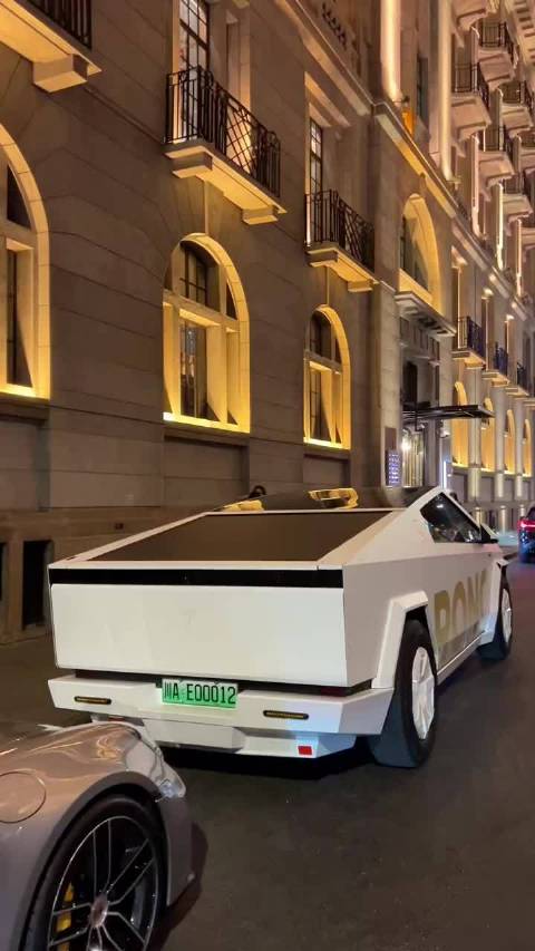 外滩现特斯拉赛博皮卡，两女子驻足拍照