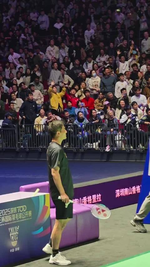 咱颜值当担可不是乱说的，蔡队有一种笑看风云的感觉，队长大人魅力惊人