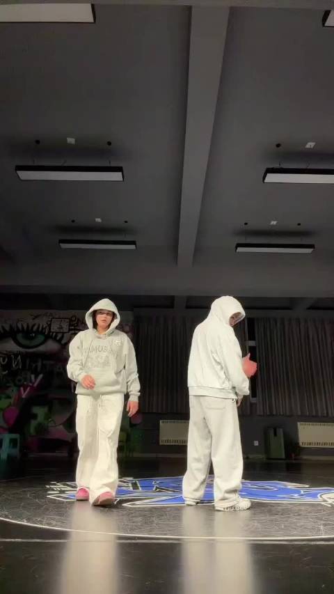 红红和671跳舞，帅炸了！完全是被跳水耽误的舞蹈甜菜来着！