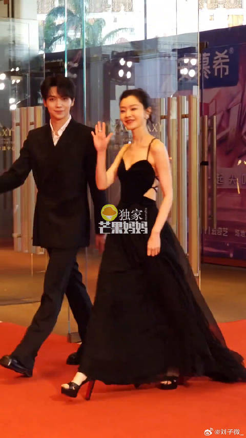 宋轶黑色露背裙造型 微博VC计划