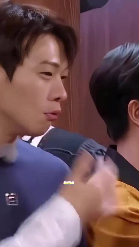 特写镜头明星憋笑，范丞丞没憋住，魏大勋表情抽象，李现掰弯手指 魏大勋李现