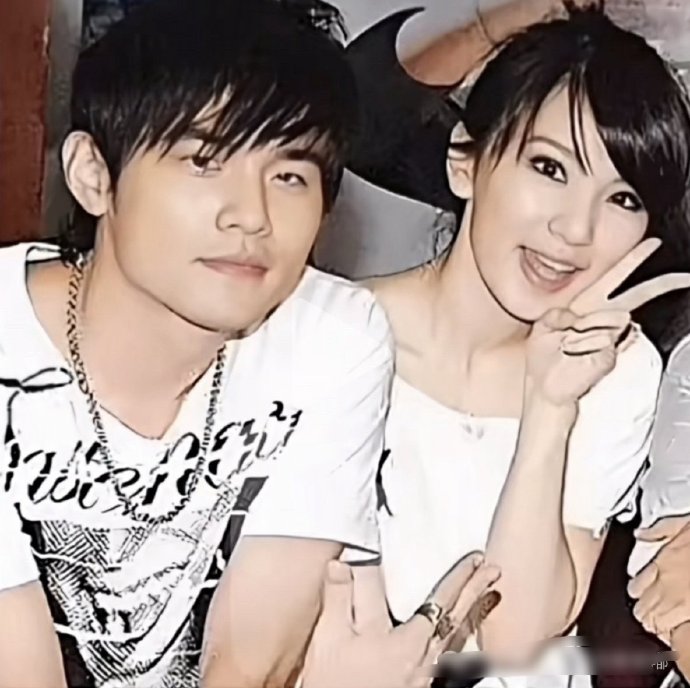 周杰伦《白色风车》歌词真的藏着‘田馥甄’三个字的谐音吗？