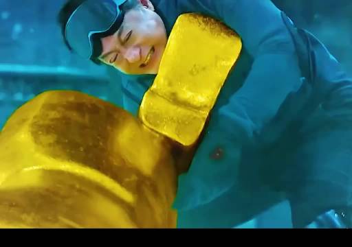 男人搬黄金时掉进了大海里，他能否获救