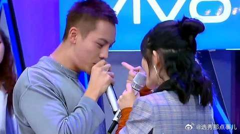 陈伟霆现场演唱《野狼disco》，舞姿真是太骚了，谢娜都害羞了