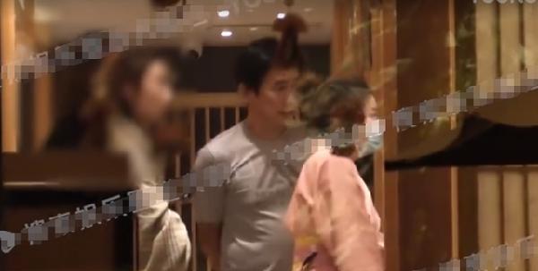 梁朝伟刘嘉玲深夜与友人聚餐，夫妻挽手离开，13年婚姻令人羡慕