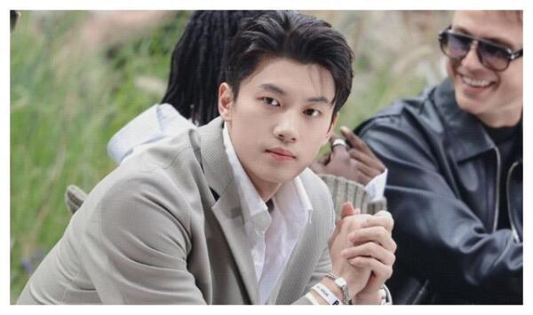 汪顺赴米兰时装周,西装造型太帅!穿衣显瘦,身材碾压一众男星