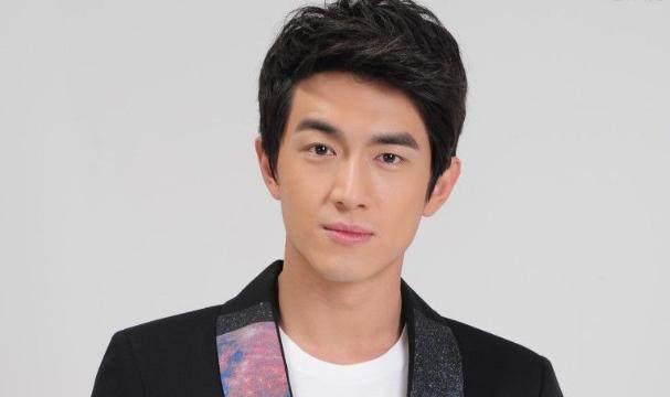 林更新撞脸大狗表情包!他还拿来自嘲，一张萌脸太无敌了!