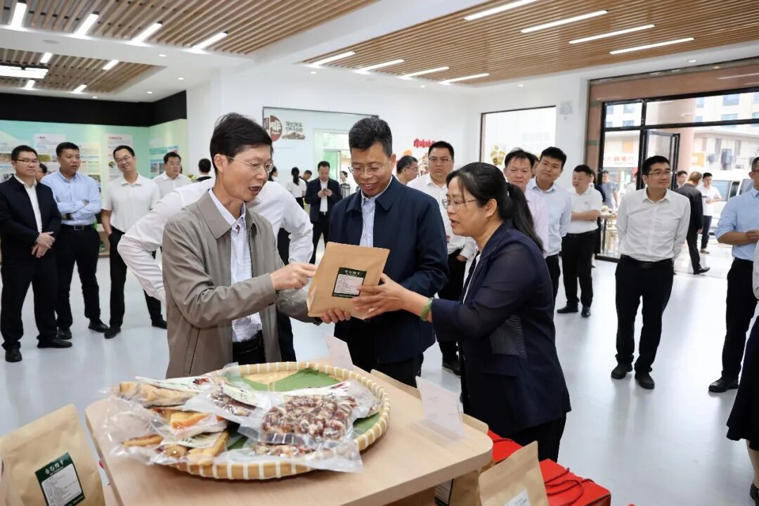 考察笪桥片区风貌带建设及红色文旅产业发展情况。