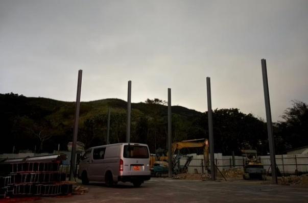 香港粉岭坪峰附近山火已经扑灭，此前火势连绵上百米，深圳多处可见