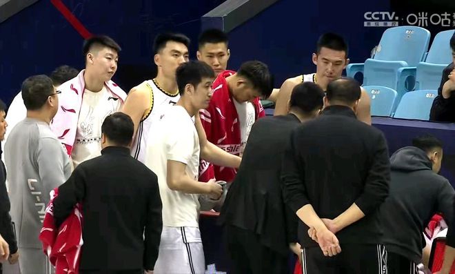 14分2断！赵继伟单节弹无虚发 付豪14+3手感火热 杨鸣雪藏小巨人