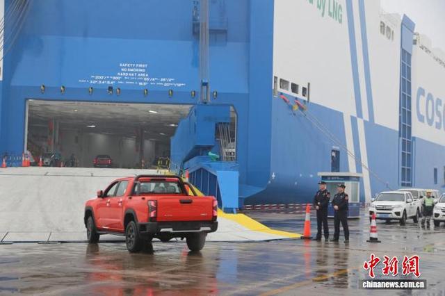 ͼΪ������ͷ������������ͨ���Ǵ��µ�ʻ�롰��ۿڡ��֡�(��򶫸۱߼�վ��ͼ)