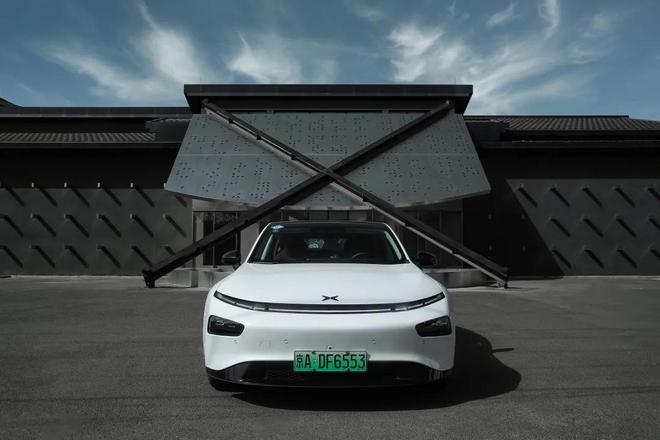 变道、跟车、上下砸道！小鹏P7 NGP自动驾驶上演真“无人驾驶”？