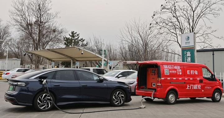 新华走笔丨返乡路上，“里程焦虑”正在远去