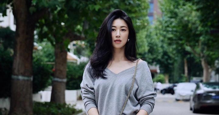 朱珠带火了一种春天新穿法：灰色针织衫+白色半身裙，时髦又洋气