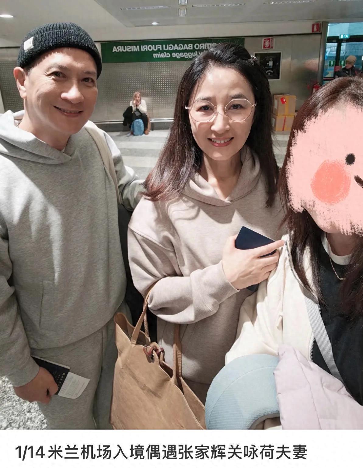 偶遇张家辉关咏荷夫妇米兰出游,穿情侣装秀恩爱与网友合照尽显甜蜜,61岁关咏荷状态嫩如20岁少女
