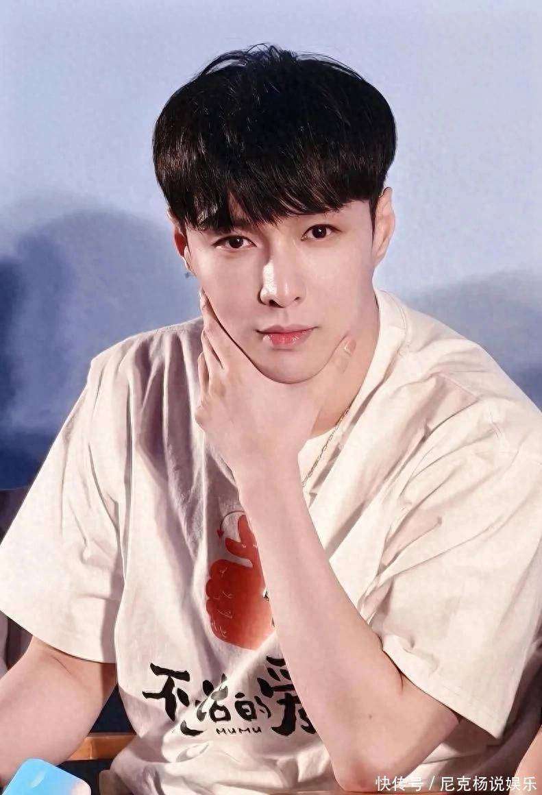 张艺兴书香门第出身,硬靠才华闯天下:为改编《大花轿》有多拼?