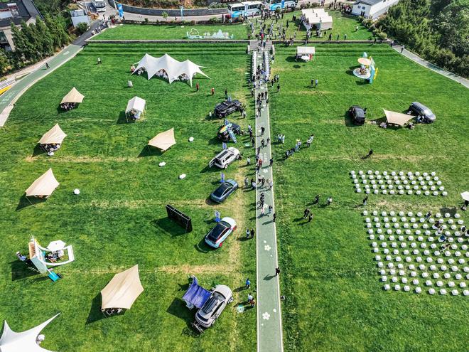 好家伙!外国人排队看比亚迪,“中国智造”再次惊艳世界腾势中国汽车新能源汽车比亚迪集团_订阅