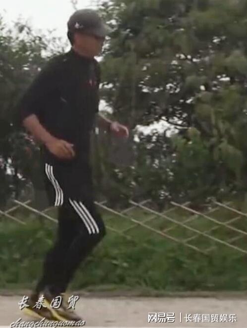 网友偶遇66岁周润发晨跑，主动打招呼路边吃面包，毫无明显架子