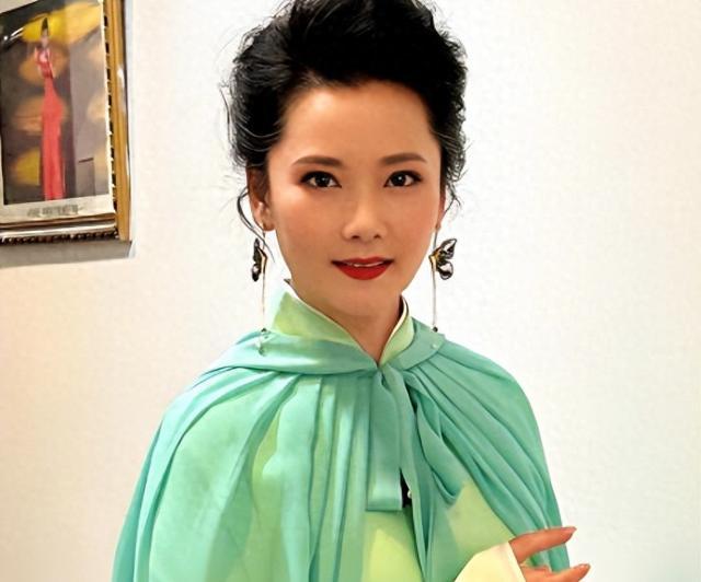 她，是有名的姨太太专业户，是浙江小百花越剧团的名旦