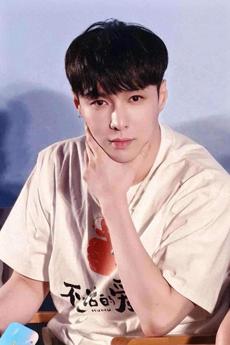 张艺兴书香门第背景,凭才华闯荡天下:为改编《大花轿》多努力?