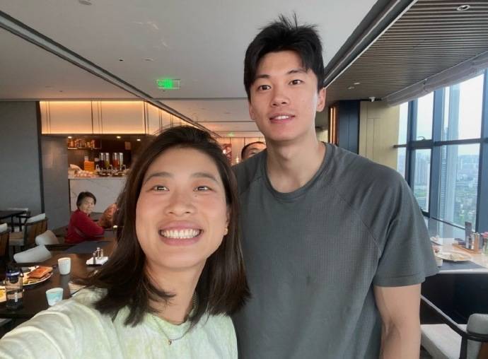 汪顺回乡过年成打卡点！粉丝排队合影，红包收到手软