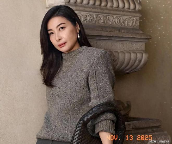 郭晶晶霍启刚观看全运会游泳比赛，郭晶晶拿手机拍汪顺，解说口误