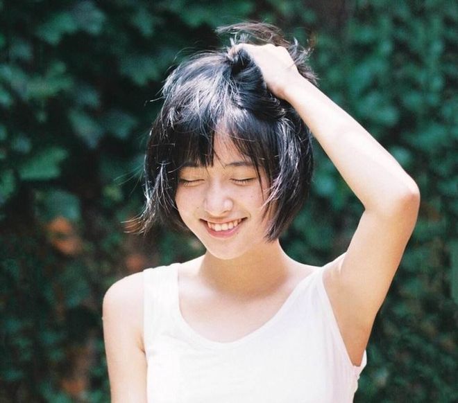 沈月日系风走对了！穿开衫配短裙长袜复古俏皮，秒变动漫少女